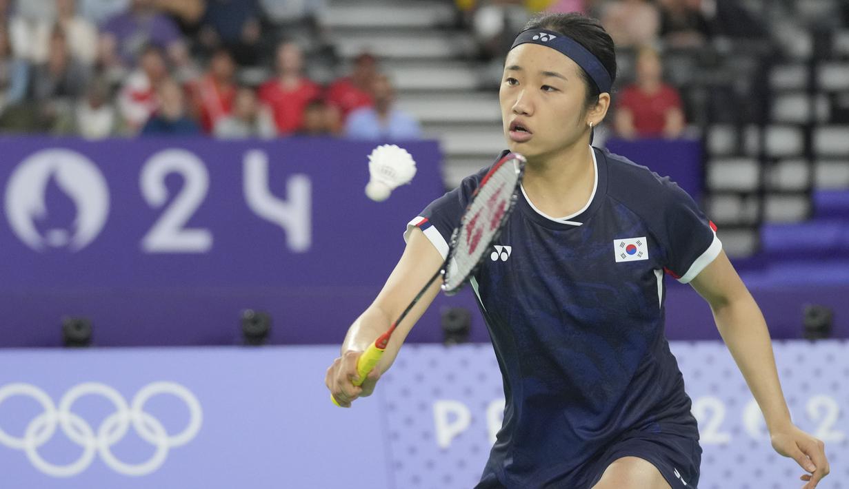 Pebulu tangkis tunggal putri Korea Selatan, An Se-young berusaha mengarahkan bola saat menghadapi wakil Indonesia, Gregoria Mariska Tunjung pada laga semifinal nomor tunggal putri cabor bulu tangkis Olimpiade Paris 2024 di Porte de La Chapelle Arena, Paris, Minggu (4/8/2024). An Se-young menang rubber-game 11-21, 21-13 dan 21-16. (AP Photo/Kin Cheung)