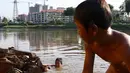 Keceriaan anak-anak berenang di Kanal Banjir Barat, Jakarta, Jumat (23/3). Selain mahalnya sewa kolam renang, berenang Kanal Banjir Barat dipilih anak-anak tersebut karena minimnya lahan bermain. (Liputan6.com/Immanuel Antonius)