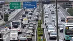 Sejumlah kendaraan memadati Jalan Tol Jakarta-Cikampek di kawasan Cawang, Jakarta, Sabtu (22/10). Tarif Tol Jakarta-Cikampek naik mulai berlaku pada Minggu, 23 Oktober 2016 pukul 00.00 WIB. (Liputan6.com/Helmi Affandi)