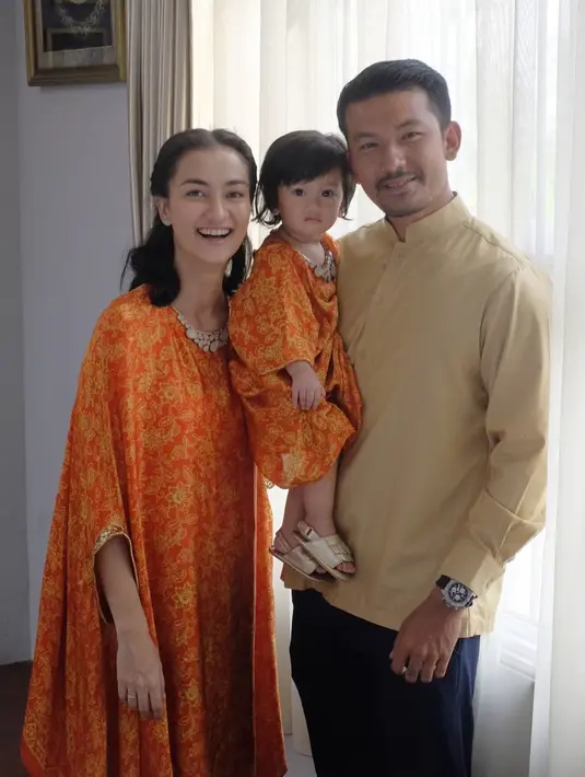 Rio Dewanto bersama istri dan anaknya tetap terlihat harmonis dan kompak saat Hari Raya lalu. Dimana mereka mengenakan pakaian senada dalam merayakan Hari Raya. Nuansa cerah dengan warna oranye dan kuning muda membuat keluarga kecil ini terlihat hangat. (Liputan6.com/IG/@riodewanto)