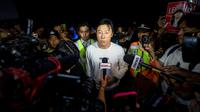 Mantan pelatih Timnas Indonesia, Shin Tae-yong memberikan keterangan di depan media saat kembali ke negaranya melalui terminal 3 Bandara Soekarno-Hatta, Tangerang, Banten, Minggu (26/01/2025). (Bola.com/Bagaskara Lazuardi)
