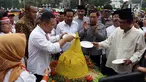 Relawan Indonesia Bersatu menggelar aksi potong tumpeng di depan Istana Negara, Jakarta, Jumat (5/7/2019). Aksi tersebut merupakan syukuran atas terpilihnya Joko Widodo atau Jokowi sebagai Presiden RI untuk kedua kalinya. (Liputan6.com/JohanTallo)