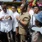 Jokowi terlihat geli dan jijik terhadap makanan ekstrim khas manado itu. Ia pun menolak untuk membeli dengan sopan, Sulawesi Utara, Sabtu (10/5/2014) (Liputan6.com/Herman Zakharia).