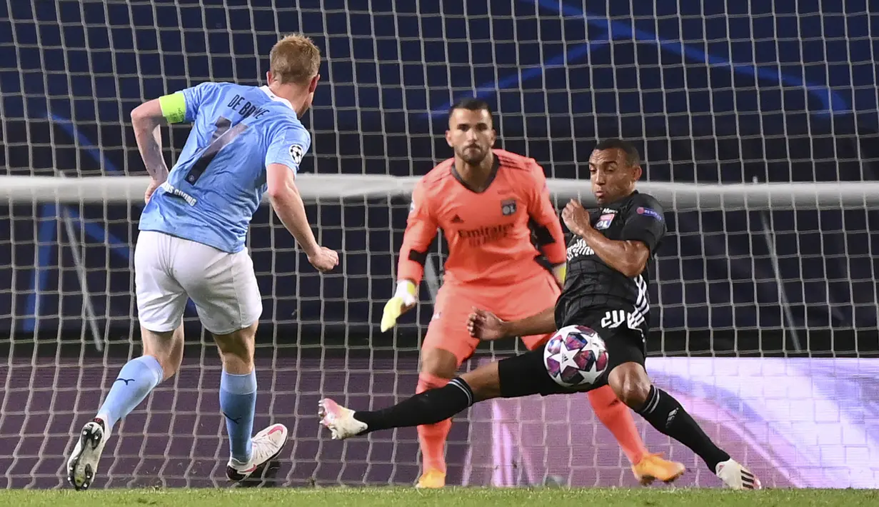 Pemain Manchester City Kevin De Bruyne (kiri) mencetak gol ke gawang Lyon pada perempat final Liga Champions di Stadion Jose Alvalade, Lisbon, Portugal, Sabtu (15/8/2020). Lyon mengalahkan Manchester City 3-1. (Franck Fife/Pool Photo via AP)