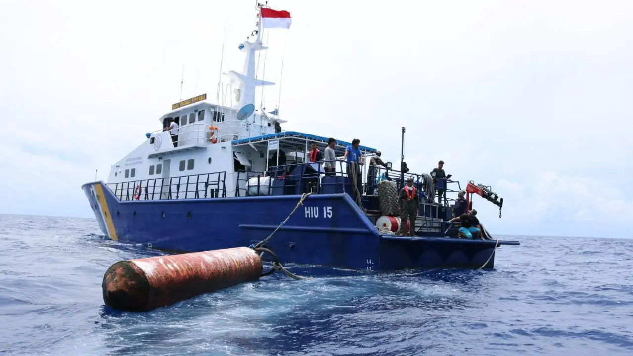 Kapal Pengawas Perikanan (KP) Hiu 15 menertibkan 4 alat bantu penangkapan ikan rumpon ilegal milik nelayan Filipina di perairan Sulawesi Utara. (Dok KKP)