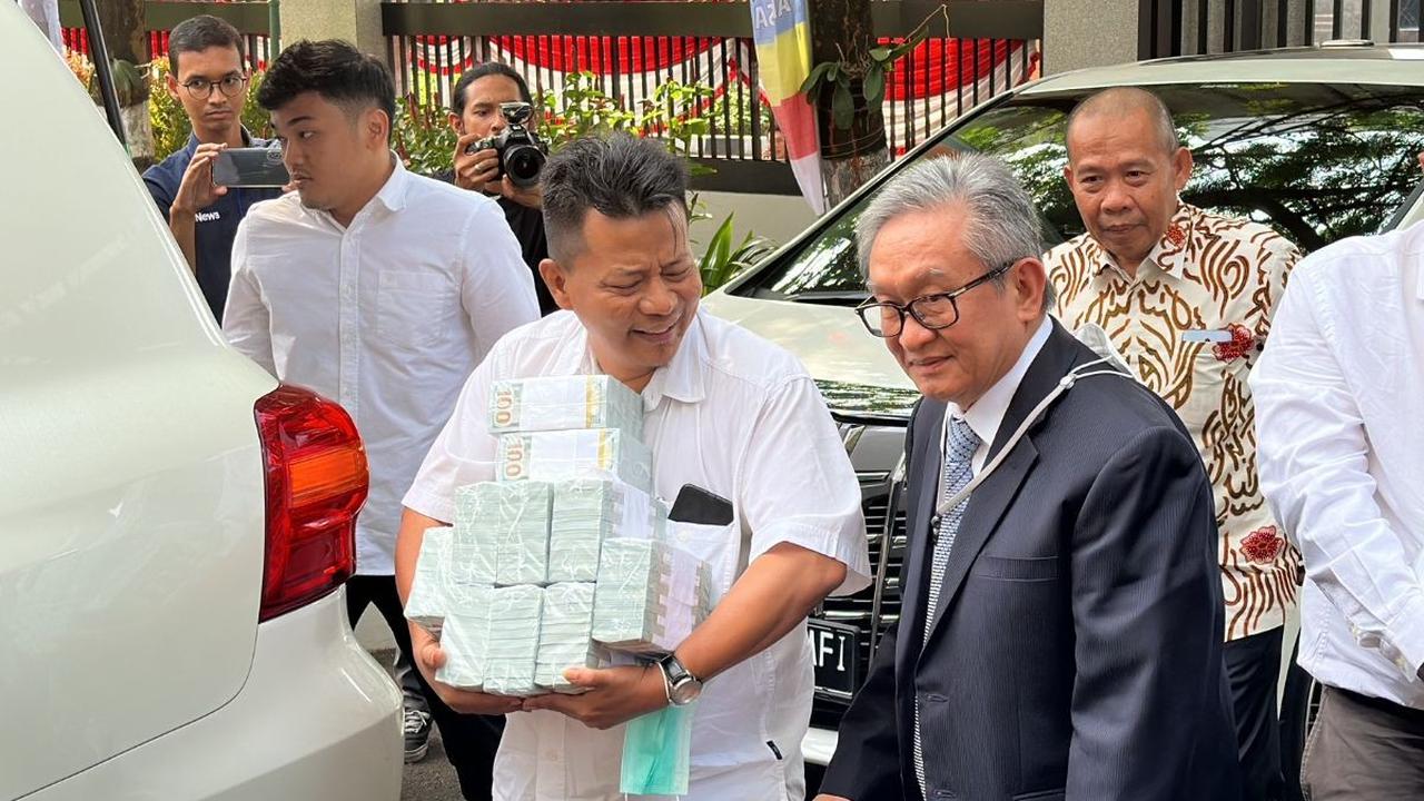 Meskipun telah menerima uang fantastis itu Maqdir mengaku orang misterius itu tidak menyebutkan asal muasal uang tersebut.