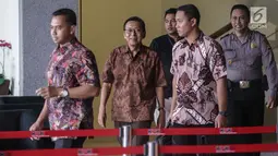 Mantan Wakil presiden RI Boediono meninggalkan gedung usai menjalani pemeriksaan penyidik KPK, Jakarta, Kamis (28/12). Pemeriksaan Boediono dilakukan dalam kapasitas yang bersangkutan sebagai mantan Menteri Keuangan 2001-2004. (Liputan6.com/Faizal Fanani)