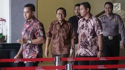 Mantan Wakil presiden RI Boediono meninggalkan gedung usai menjalani pemeriksaan penyidik KPK, Jakarta, Kamis (28/12). Pemeriksaan Boediono dilakukan dalam kapasitas yang bersangkutan sebagai mantan Menteri Keuangan 2001-2004. (Liputan6.com/Faizal Fanani)