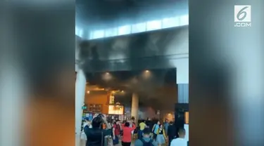 Terminal 3 Bandara Internasional Cancun, Meksiko terbakar. Penyebab kebakaran diduga karena adanya hubungan arus pendek.