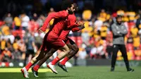 Aksi Sadio Mane dan Mohamed Salah dalam laga Liverpool versus Wolverhampton Wanderers di Anfield, Minggu (12/5/2019). (AFP/Paul Ellis)