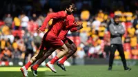 Aksi Sadio Mane dan Mohamed Salah dalam laga Liverpool versus Wolverhampton Wanderers di Anfield, Minggu (12/5/2019). (AFP/Paul Ellis)