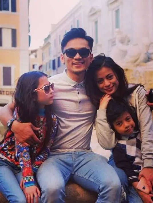 Angie Virgin dan Habibi Syaaf menikah setelah satu setengah tahun pacaran. Pernikahan berlangsung di Serang, Banten, di rumah orang tua Angie pada 5 April 2008. Habibi yang berprofesi sebagai polisi di London, Inggris, diberi waktu selama dua minggu.