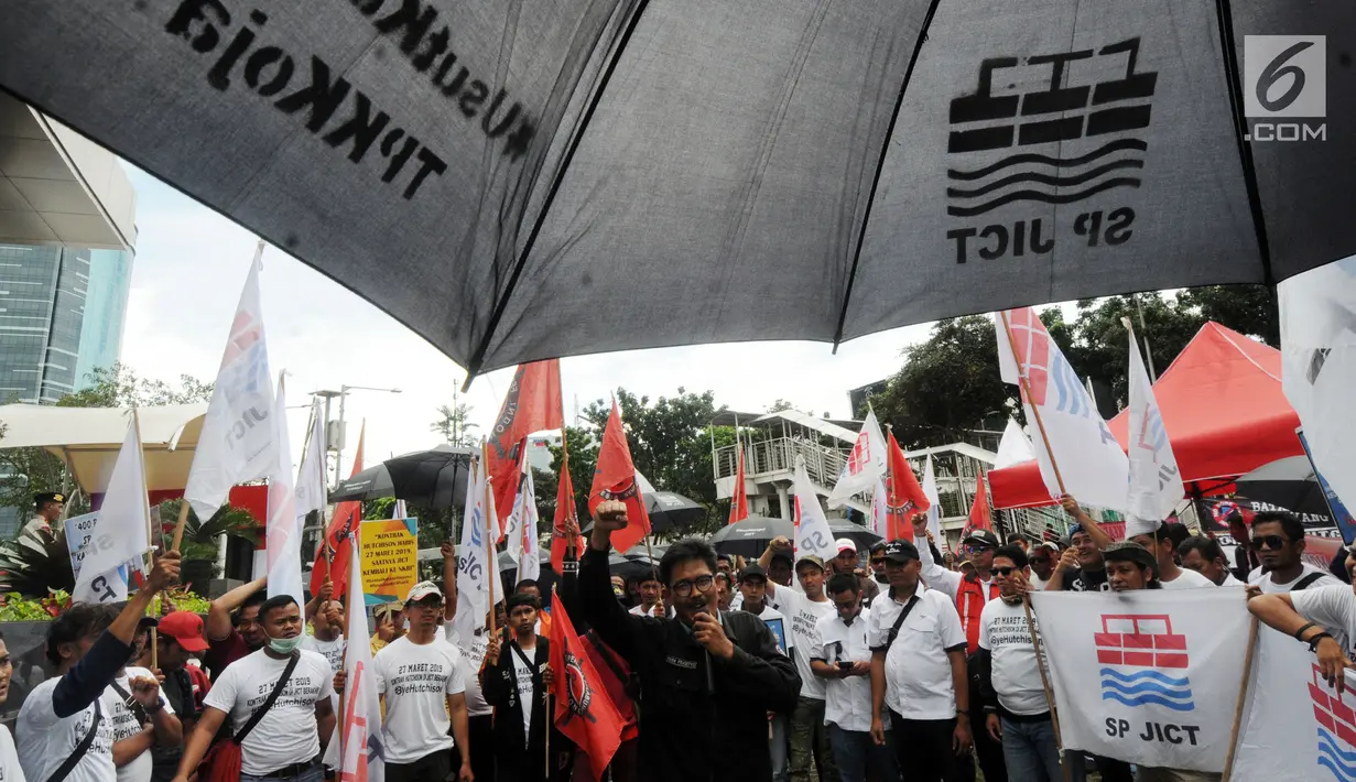 Pekerja dari Serikat Pekerja PT Jakarta International Container Terminal (SP JICT) dan Federasi Pekerja Pelabuhan Indonesia (FPPI) saat melakukan aksi unjuk rasa di depan Gedung KPK,Jakarta, Selasa (12/3). (merdeka.com/Dwi Narwoko)