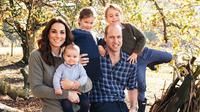 Foto keluarga Pangeran William dan Kate Middleton bersama tiga anak mereka yang diambil oleh fotografer Matt Porteus. (dok. Instagram @mattporteus/https://www.instagram.com/p/BrXZBsplydv/Dinny Mutiah)