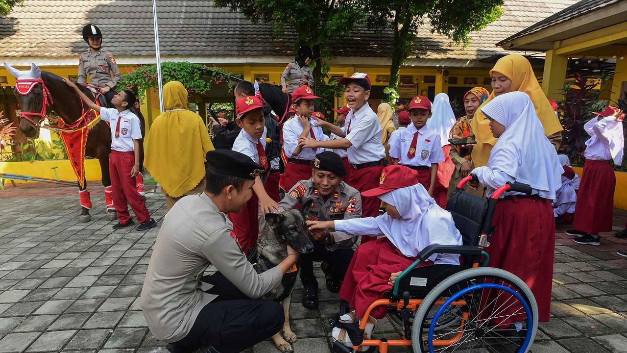 FOTO: Semangat Murid SLB Belajar Bersama Anjing K-9 Mabes Polri