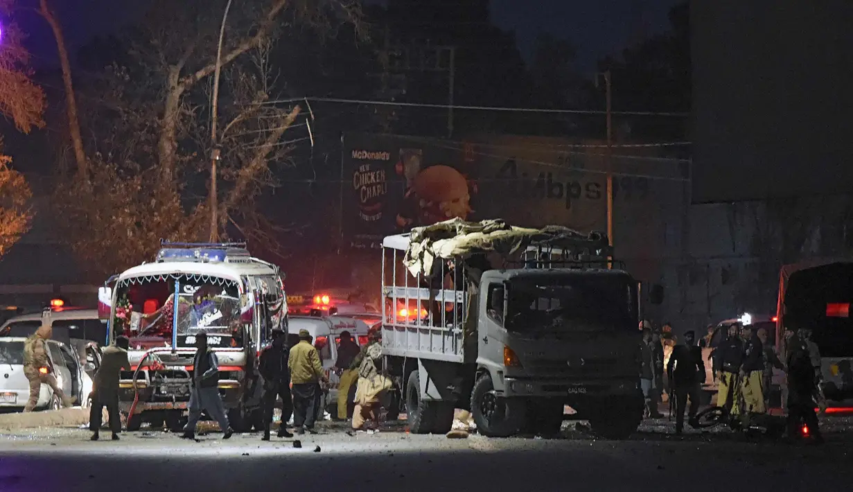 Truk polisi Pakistan yang rusak akibat serangan bom bunuh diri di Quetta, Balochistan, Pakistan, Selasa (9/1). Tujuh orang tewas, 5 di antaranya adalah polisi dan sisanya warga sipil dan 23 orang mengalami luka. (Liputan6.com/Banaras Khan)