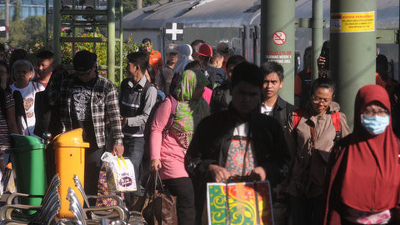 Pemudik mulai berdatangan di Stasiun Gambir