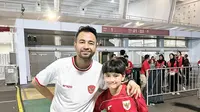 6 Potret Raffi Ahmad Nonton Timnas Indonesia Lawan China, Ajak Rafathar Hingga Pose Bareng Erick Thohir