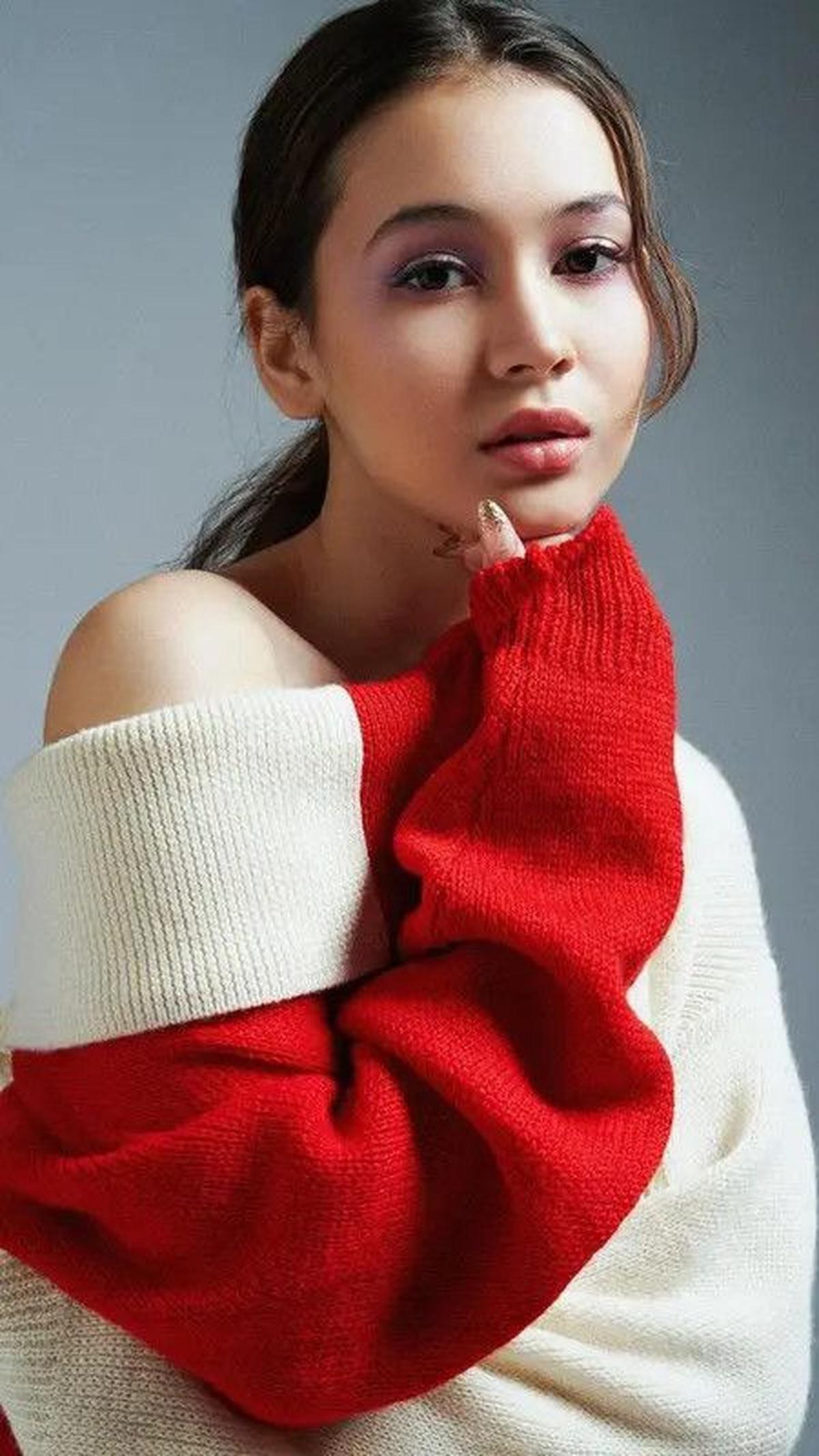 Sebagai model yang sering tampil, Sandrina Michelle memiliki wajah yang sangat fotogenik dan unik. Pada potret ini, dia menggunakan eyeshadow shimmer di matanya dan lip gloss untuk bibirnya.<br>