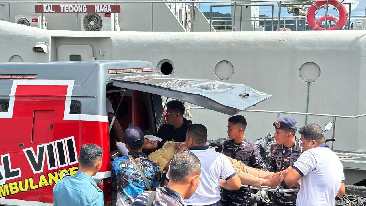 KRI Selar-879 TNI AL Evakuasi Seluruh Korban KM Alisa Tanpa Korban Jiwa
