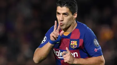 Penyerang Barcelona, Luis Suarez berselebrasi usai mencetak gol ke gawang Borussia Dortmund pada pertandingan Grup F Liga Champions di stadion Camp Nou pada 27 November 2019. Atletico Madrid secara resmi mengumumkan kesepakatan transfer Luis Suarez dari Barcelona. (AFP/Josep Lago)