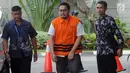 Pengacara Arif Fitrawan (rompi oranye) saat akan menjalani pemeriksaan di gedung KPK, Jakarta, Rabu (12/12). Arif Fitrawan diperiksa sebagai tersangka dugaan suap penanganan perkara di Pengadilan Negeri Jakarta Selatan. (Merdeka.com/Dwi Narwoko)