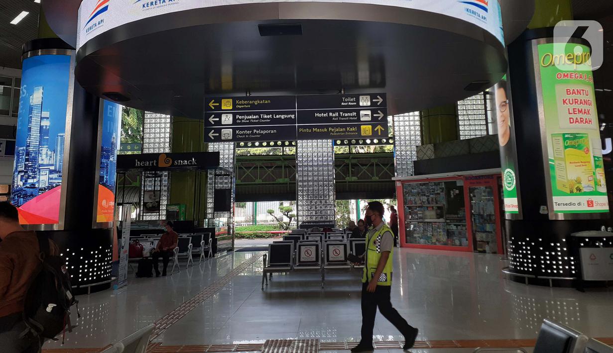 Foto Banyak Jadwal Perjalanan Dibatalkan Stasiun Gambir Dan Pasar Senen Sepi News Liputan6 Com