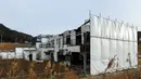 Foto kombinasi menunjukkan sebuah perahu wisatawan tersangkut di sebuah bangunan dua lantai setelah tersapu tsunami di Otsuchi, Prefektur Iwate, Jepang, pada 16 April 2011 (atas) dan situasi lokasi yang sama hampir 10 tahun kemudian, pada 28 Januari 2021 (bawah). (AFP/Toru Yamanaka, Kazuhiro Nogi)