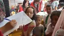 Petugas mendata nama anak-anak yang ingin disuntik vaksin difteri di sebuah klinik desa di Jakarta (11/12). Wabah Difteri ini telah menewaskan puluhan orang. (AFP Photo/Adek Berry)