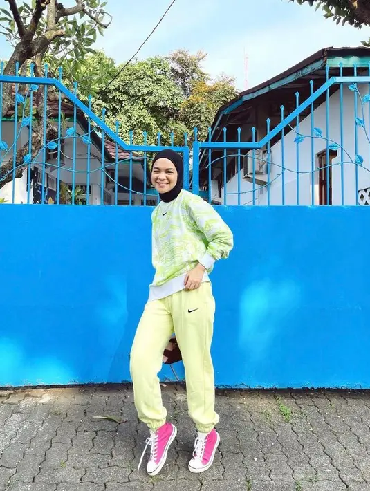 Tampil nyentrik dengan outfit warna vibrant yang tren di 2022, kamu bisa tiru gaya Tantri Namirah ini. Padukan sweatshirt dengan celana jogger warna green lime. (Instagram/tantrinamirah).