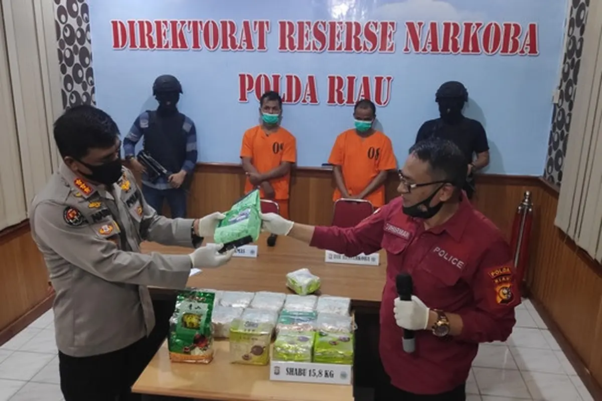 Direktur Reserse Narkoba Polda Riau Komisaris Besar Suhirman memperlihatkan barang bukti sabu yang dibawa dua tersangka dari Pulau Rupat.