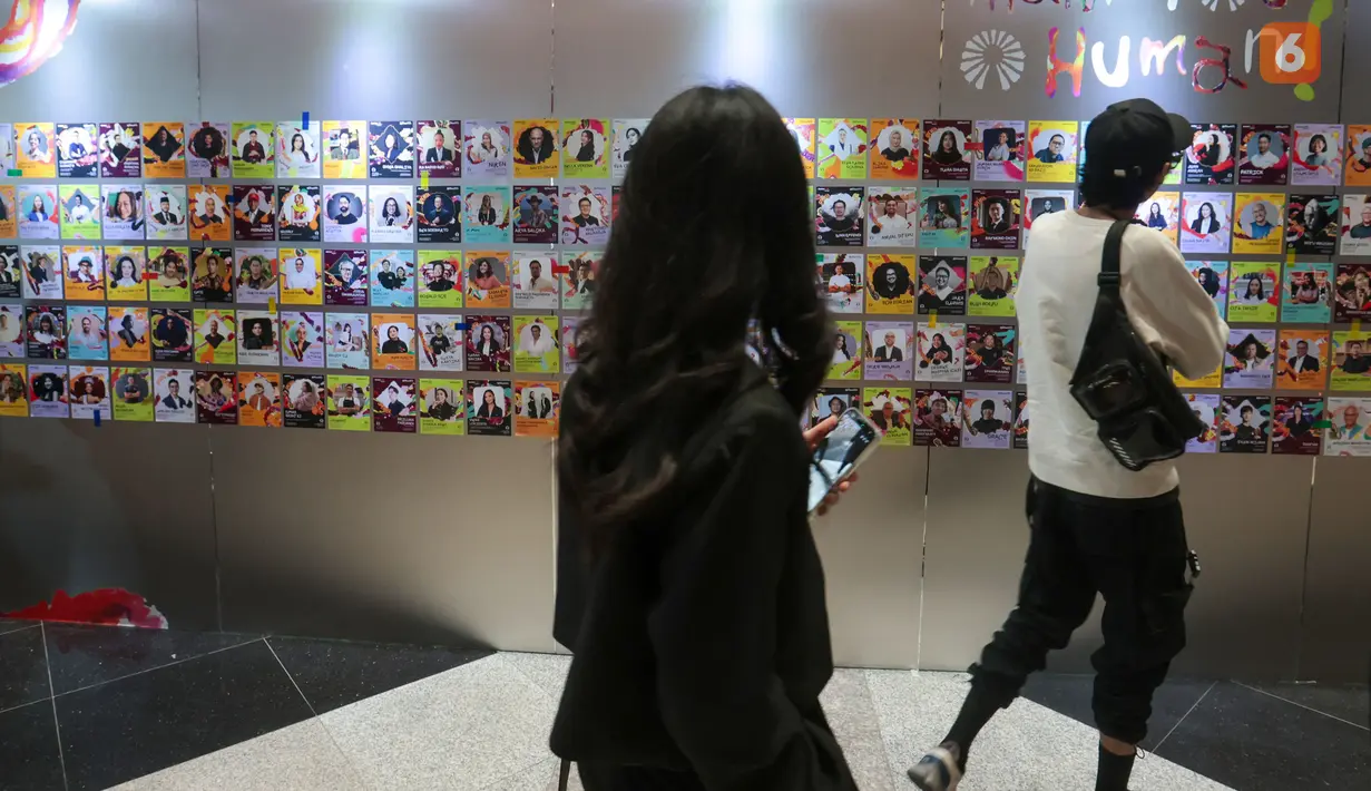 Pengunjung melihat foto para pembicara yang dipajang di area pintu masuk IdeaFest 2026 di Jakarta Convention Center, Senayan, Jakarta, Jumat (4/9/2026). (KLY/Budy Santoso)