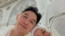 Yura juga menjalankan umrah bersama suaminya Donne Maula, ia tampil dengan khimar dan abaya putih. [@donne_maula]