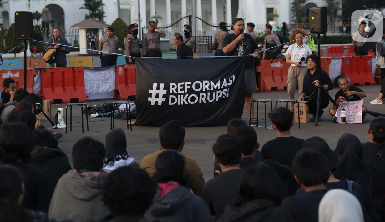 Aktivis saat melakukan Aksi Kamisan ke-604 di depan Istana Merdeka, Jakarta, Kamis (3/9/2019). Aksi Kamisan ke-604 mendesak pemerintah menuntaskan beragam kasus pelanggaran HAM masa lalu, selain itu mereka juga berdiskusi tentang #reformasidikorupsi. (Liputan6.com/Helmi Fithriansyah)