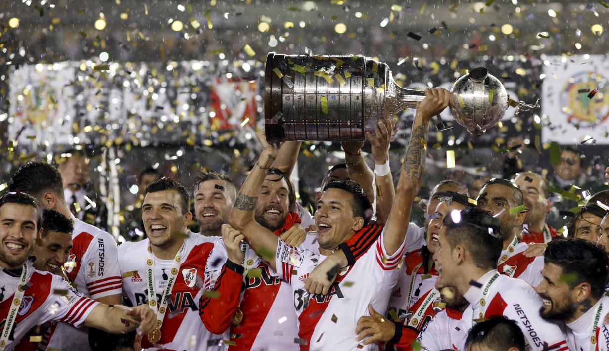 Pemain River Plate merayakan gelar juara Copa Libertadores setelah mengalahkan klub Meksiko, Tigres, dalam final di Stadion Monumental, Buenos Aires, Argentina. (6/8/2015). (Reuters/Martin Acosta)