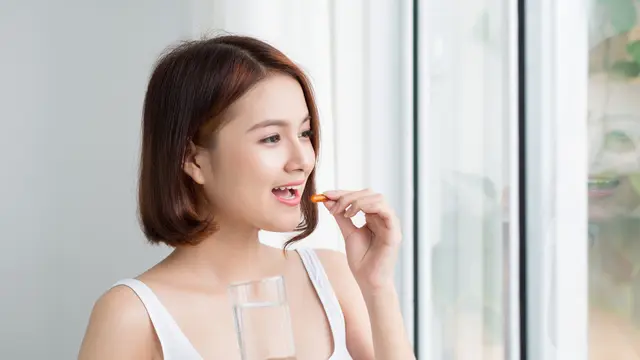 Ilustrasi Minum Vitamin C (Foto:Shutterstock)