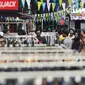 Pengunjung mendatangi gelaran Jakcloth Year End Sale di Plaza Tenggara GBK Senayan, Jakarta, Kamis (26/12/2019).  Di gelar pada 25-29 Desember 2019, Jakcloth tahun ini menghadirkan 400 clothing line lokal. (Liputan6.com/Angga Yuniar)