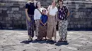 Liburan ke Magelang, tentu akan kurang bila belum naik ke Candi Borobudur. Sambil menyaksikan relief-relief yang dipahat dengan indah, Dwi Sasono yang merupakan seniman ini bisa menyaksikan mahakarya yang sudah ada sejak zaman dahulu. (Liputan6.com/IG/@dwisasono)