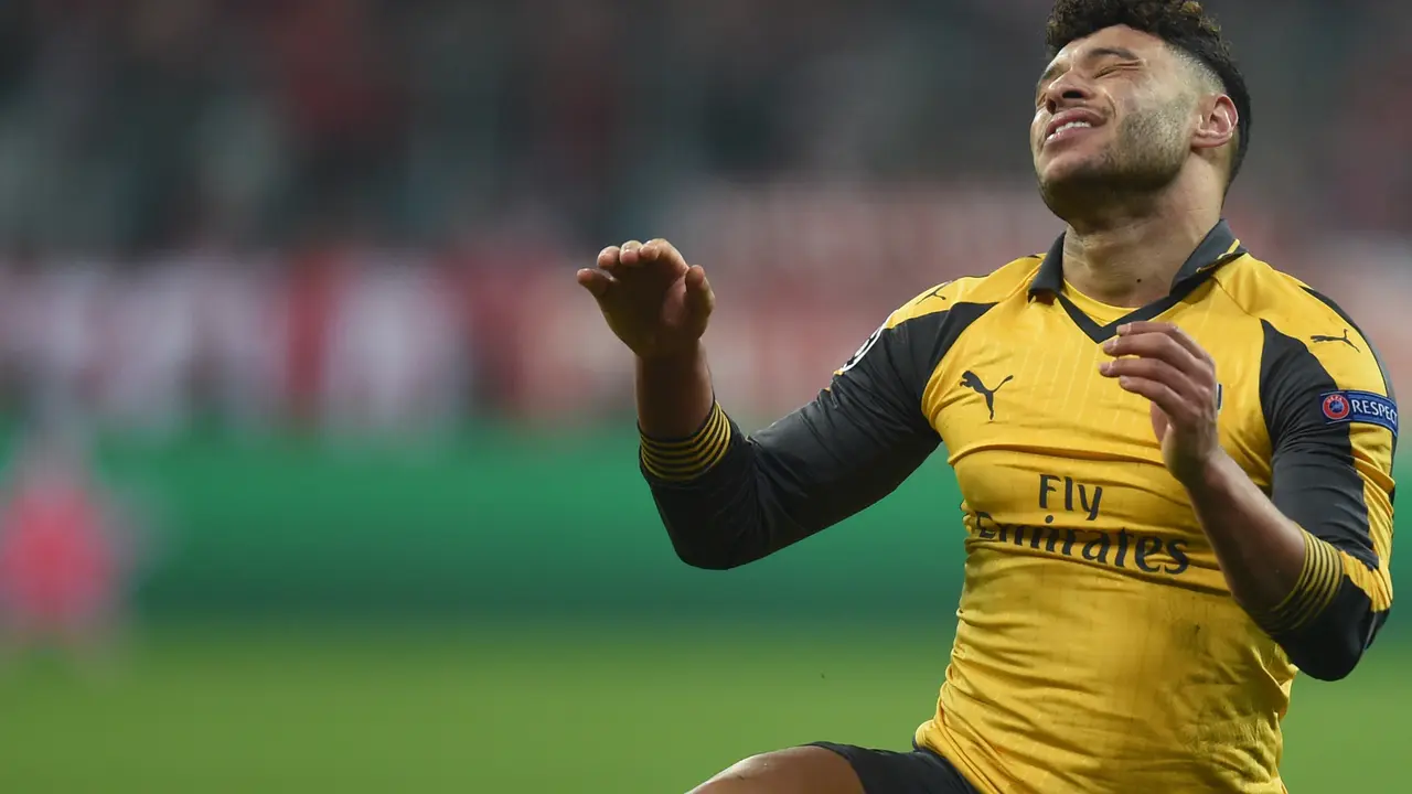 Reaksi gelandang Arsenal Alex Oxlade-Chamberlain pada laga pertama melawan Bayern Muenchen, 15 Februari lalu. Arsenal dinilai sulit menyingkirkan Muenchen.