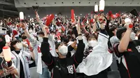 Para penonton mengenakan masker untuk mencegah penularan COVID-19 saat menyaksikan pertandingan bisbol antara Doosan Bears dan KT Wiz di Gocheok Skydome, Seoul, Korea Selatan, 15 November 2021. Inilah gambaran kecil mengenai kehidupan di Korea Selatan sekarang. (AP Photo/Ahn Young Joon)
