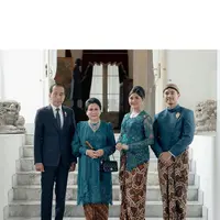 Potret keluarga Jokowi dibalut wastra. Iriana Jokowi tampil seragam mengenakan kebaya bersama sang menantu, Erina Gudono. Keduanya kompak mengenakan kebaya bernuansa hijau, dengan siluet yang berbeda. [Foto: Instagram/kaesangp]