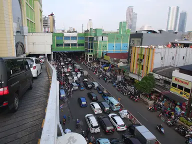  Sejumlah kendaraan terjebak kemacetan panjang di Tanah Abang Jakarta, Sabtu (25/6). Kemacetan tersebut terjadi akibat banyaknya masyarakat yang ingin berbelanja di pasar Tanah Abang untuk memenuhi kebutuhan Idul Fitri. (Liputan6.com/Angga Yuniar)