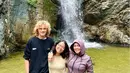 Momen liburan Astrid Kuya ke sebuah Air Terjun Eaton Canyon di Amerika. Astrid nampaknya didampingi Cinta Kuya dan calon menantu bulenya. Momen kedekatan ibu Cinta Kuya dan Logan Houck ini tergambar lewat keseruan mereka. (Liputan6.com/IG/astridkuya)