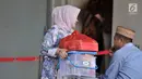 Pengunjung membawa barang bawaan saat menjenguk keluarganya yang ditahan di Rumah Tahanan Kelas I Jakarta Timur Cabang Rutan KPK, Rabu (22/8). (Merdeka.com/Iqbal Nugroho)