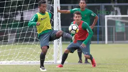 Gaya Osvaldo Haay mengontrol bola saat sesi latihan timnas Indonesia U-23 di Lapangan A,B,C, Senayan, Jakarta (21/2/2018). Latihan ini merupakan persiapan Asian Games 2018. (Bola.com/Nick Hanoatubun)
