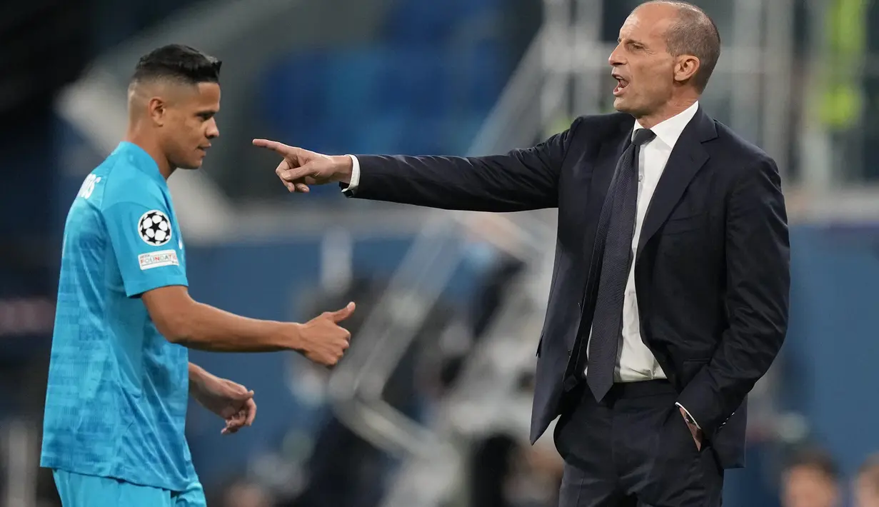 Pelatih Juventus, Massimiliano Allegri menginstruksikan pemainnya saat bertanding melawan Zenit St. Petersburg pada pertandingan Grup H Liga Champions di Gazprom Arena di St.Petersburg, Rusia, Kamis (21/10/2021). Juventus menang atas Zenit St. Petersburg 1-0. (AP Photo/Dmitry Lovetsky)
