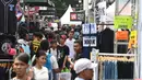 Keramaian pengunjung saat berburu produk fashion di ajang Jakcloth Summerfest 2018 di Senayan, Jakarta, Kamis (12/4). Jakcloth Summerfest 2018 menggratiskan pengunjung yang ingin masuk. (Liputan6.com/Angga Yuniar)