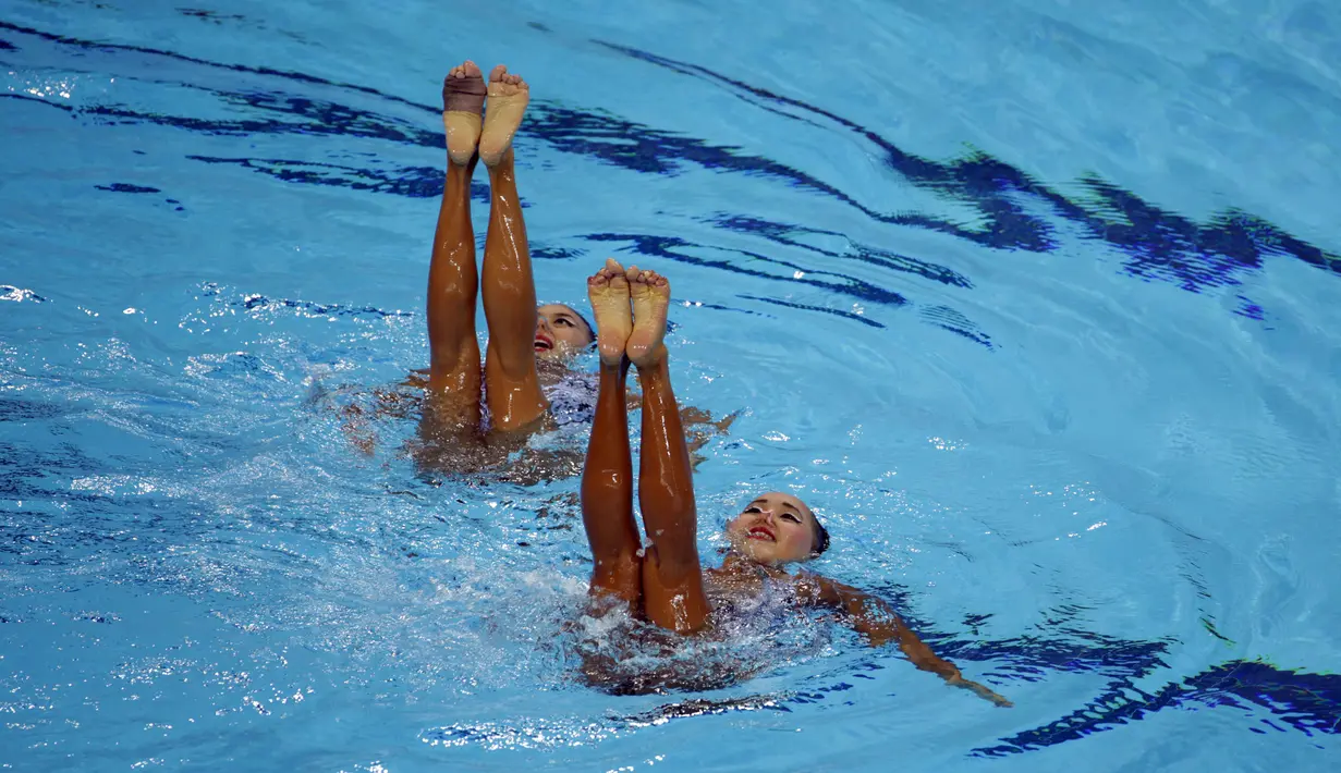 Salah satu aksi atlet renang indah Indonesia, Adela Amanda Nirmala dan Claudia M Suyanto saat melalukan Duet Technical Routine di OCBC Aquatic Centre, Singapura, Selasa (2/6/2015). (Liputan6.com/Helmi Fithriansyah)