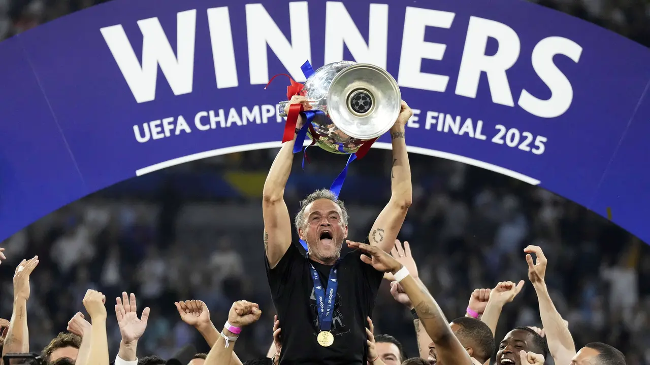 Foto: Makna Mendalam Kaos Hitam Luis Enrique saat Juara Liga Champions Bareng PSG