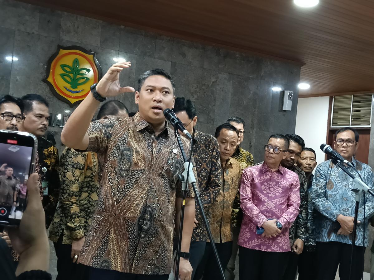 Wakil Menteri Pertanian (Wamentan) Sudaryono usai bertemu pengusaha dan petani sawit di Kantor Kementerian Pertanian (Kementan), Jakarta, Jumat (29/5/2026). (Liputan6.com/Maulandy)
